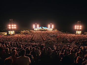 Tausende Besucher verfolgen das Andrea Bocelli-Konzert aus dem Teatro del Silenzio nahe Volterra.