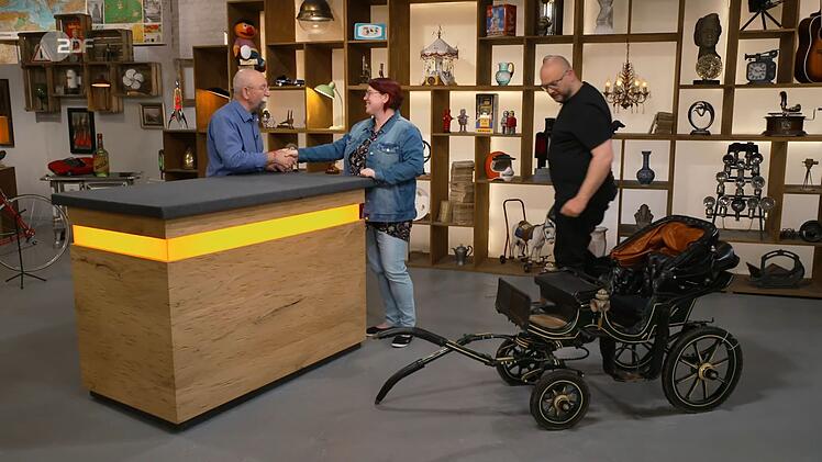"Das sieht edel und schick aus - und damit meine ich dich und die Kutsche auch" - mit diesen Worten wandte sich Moderator Horst Lichter an Theresa. Die 29-J&auml;hrige aus Prackenbach war Pflegehilfskraft. Ihr Mitbringsel hatte sie im Internet entdeckt.