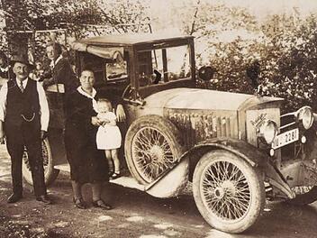 Die Geschäftsleute Mathilde und August Grönert aus Altenstein mit den Kindern Lina, Erna und Gusti. Stolz der Familie war der fahrbare Untersatz, angeblich das erste Auto im damaligen Landkreis Ebern. Mathilde Grönert soll die erste Frau mit Führerschein gewesen sein.Archivfoto: Ingrid Kraemer