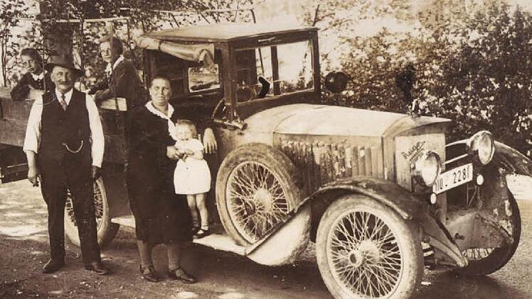 Die Geschäftsleute Mathilde und August Grönert aus Altenstein mit den Kindern Lina, Erna und Gusti. Stolz der Familie war der fahrbare Untersatz, angeblich das erste Auto im damaligen Landkreis Ebern. Mathilde Grönert soll die erste Frau mit Führerschein gewesen sein.Archivfoto: Ingrid Kraemer