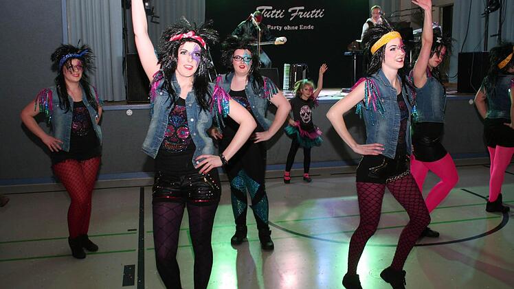 Ausgelassen tanzten viele Frauen beim Weiberfasching in Wachenroth. Foto: Evi Seeger