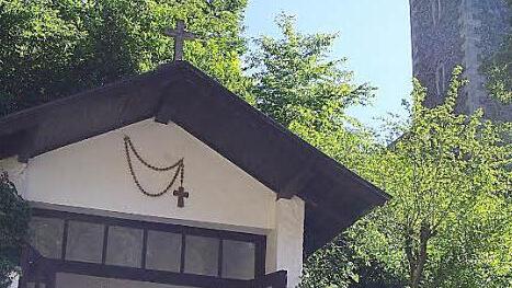 Die Fatimakapelle neben dem Anwesen Reuther ist eine der Stationen der Kapellenwallfahrt am Sonntag. Foto: Heike Schülein