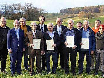 Wolfgang Schlegel, Michael Hofmann, Hermann Eller, Fritz Heid, Hermann Ulm, Paul Endres, Josef Sponsel, Ewald Radler, Bernhard Mehl, Emil Köhler, Ludwig Preusch und Steffi Spörlein (v. l.)  Foto: Franz Galster