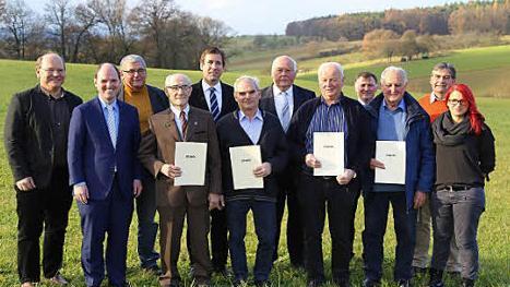 Wolfgang Schlegel, Michael Hofmann, Hermann Eller, Fritz Heid, Hermann Ulm, Paul Endres, Josef Sponsel, Ewald Radler, Bernhard Mehl, Emil Köhler, Ludwig Preusch und Steffi Spörlein (v. l.)  Foto: Franz Galster