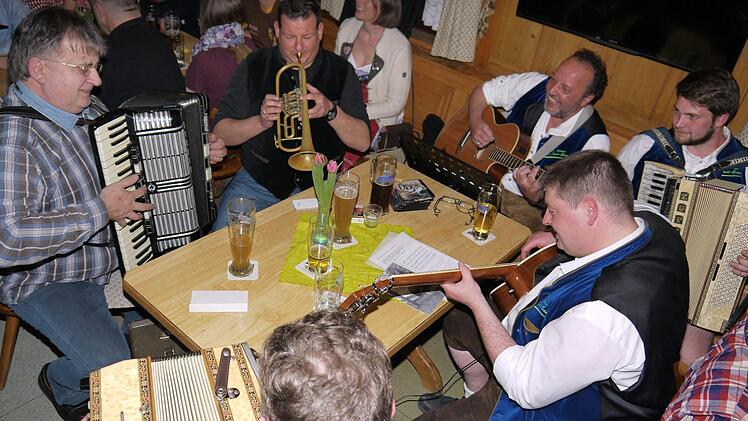 A echte Gaudi: das Wirtshaussingen in Ebersdorf bei Coburg. Foto: Berthold Köhler