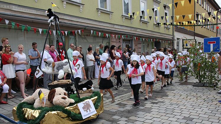 Beim 470. Neustadter Kinderfest zeigten  1400 Jungen und Mädchen tolle Darbietungen.  Foto: Michael Stelzner