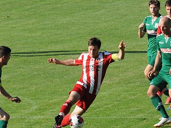Der TSV Münnerstadt möchte in der Bezirksliga den TSV Bergrheinfeld überwinden, wie hier Lukas Fleischmann den Bad Kissinger Tormann Florian Rottenberger in einem früheren Saisonspiel.Anand Anders