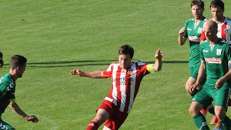Der TSV Münnerstadt möchte in der Bezirksliga den TSV Bergrheinfeld überwinden, wie hier Lukas Fleischmann den Bad Kissinger Tormann Florian Rottenberger in einem früheren Saisonspiel.Anand Anders