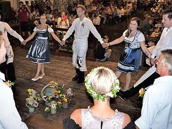 Das "Kerwareispilln" der sechs Tanzpaare sorgte bei den Besuchern für Begeisterung. Fotos: Werner Reißaus