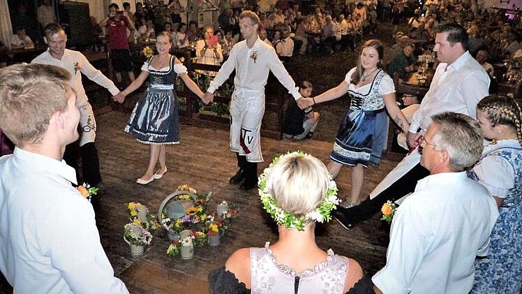 Das "Kerwareispilln" der sechs Tanzpaare sorgte bei den Besuchern für Begeisterung. Fotos: Werner Reißaus