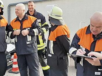 Interessierte Beobachter bei der Einsatzübung (v. r.): Kommandant Benjamin Obexer, Prüfer Tony Shevlin, Kreisbrandrat Seamus Murphy, Felix Wasel, Seamus Joyce und Dieter Püttner Foto: privat