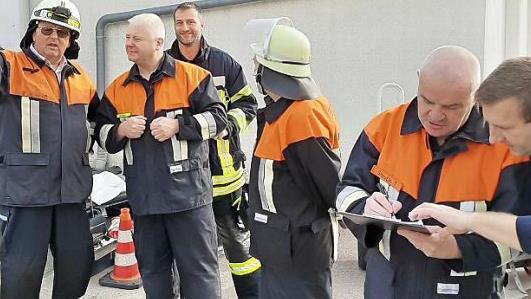 Interessierte Beobachter bei der Einsatzübung (v. r.): Kommandant Benjamin Obexer, Prüfer Tony Shevlin, Kreisbrandrat Seamus Murphy, Felix Wasel, Seamus Joyce und Dieter Püttner Foto: privat