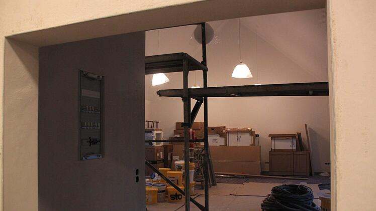 Blick durch die Durchreiche: Im Innern sind die Arbeiten bereits weit fortgeschritten. Momentan läuft noch die Sanitär- und Elektroendmontage, danach wird die Küche eingebaut, die bereits geliefert wurde.Kerstin Väth