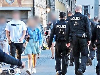 Polizisten kontrollieren das Ausschankverbot nach 20 Uhr am Wochenende in der Bamberger Innenstadt.  Foto: News5/Merzbach