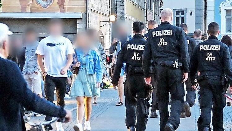 Polizisten kontrollieren das Ausschankverbot nach 20 Uhr am Wochenende in der Bamberger Innenstadt.  Foto: News5/Merzbach