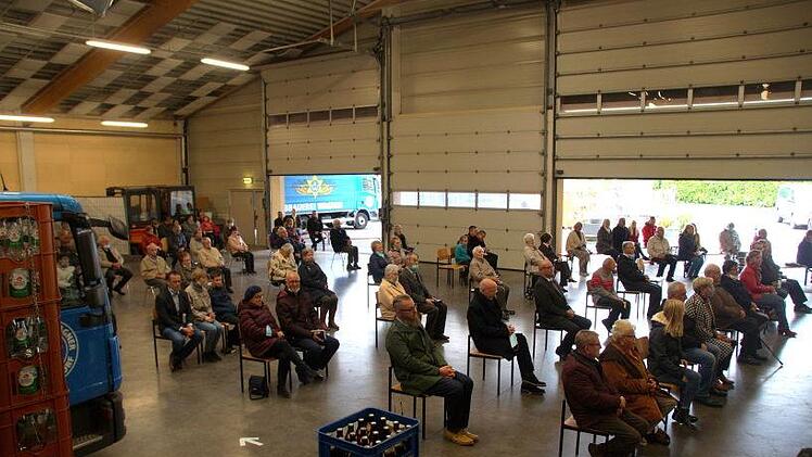 Da die Kirche in Merkendorf für die vielen Gläubigen zu klein ist, wurde in der Festhalle der Brauerei Wagner gefeiert.