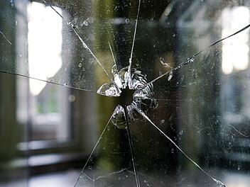 Symbolbild: Kaputte Glasscheibe