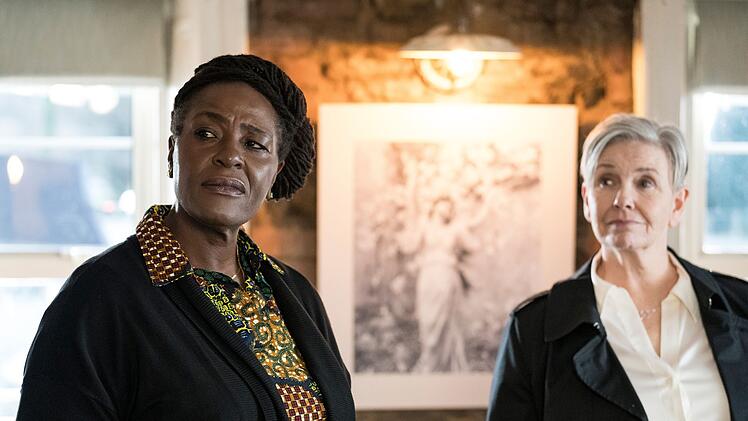 ACC Leighton (Allison Harding, rechts) schickt mit DCI Ellis (Sharon D Clarke) ihre beste Ermittlerin in den Norden.