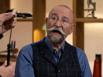 Horst Lichter reagierte entsetzt, als er die Funktionsweise des "Bares f&uuml;r Rares"-Objekts gezeigt bekam.