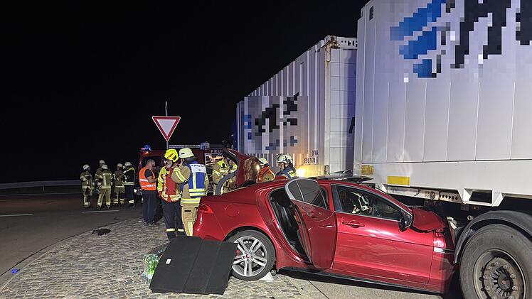 Sportwagen kollidiert mit Lastwagen nahe Ansbach