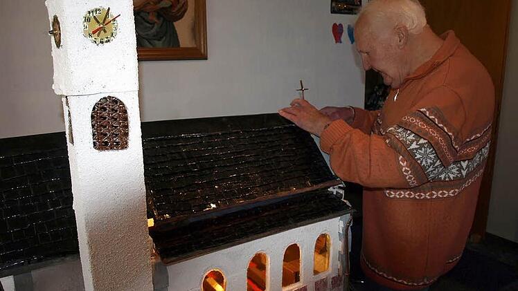 Franz Reuther zeigt den Nachbau der Steinwiesener Pfarrkirche "Mariae Geburt", den er mit viel liebe zum Detail angefertigt hat.