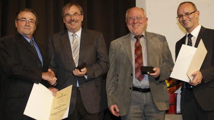 Die Bürgermeister Bernhard Ruß (Zweiter von links) und Egon Eck (Zweiter von rechts)  wurden vom Bezirksvorsitzenden Hermann Roos (links) und Kreisvorsitzendem Günther Jackl ausgezeichnet, weil sie ihre Gemeinden besonders sportfreundlich führen.