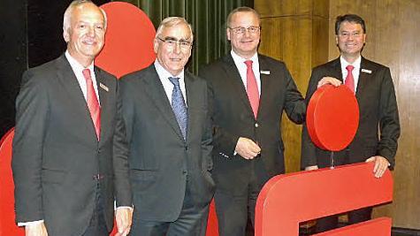 Dr. Theo Waigel (zweiter v.l.) mit Sparkassen-Vorstandsvorsitzendem Siegmund Schiminski und den Vorstandsmitgliedern Wolfram Münch und Wolfgang Hetz (v.l.).