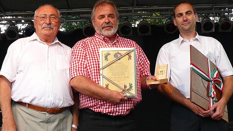 Marktleugasts Bürgermeister Norbert Volk (Mitte) wurde von seinem Kollegen Gabor Penzes (links) mit der Verleihung der Ehrenbürgerwürde überrascht; mit im Bild Notar Georg Peller.