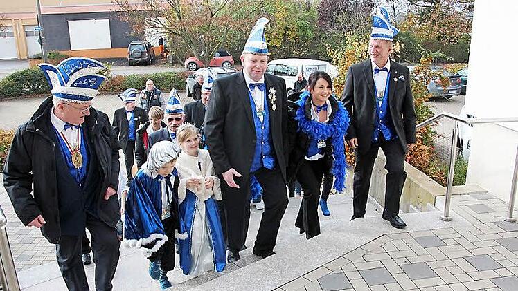 Pünktlich um 11.11 Uhr: Die EKG stürmt das Rathaus in Ebensfeld.  Fotos: Tobias Kindermann