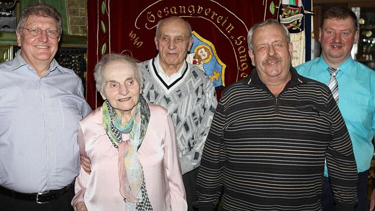Die bei der Feierstunde des Gesangvereins Sängerlust Ausgezeichneten sind (von links) Zweiter Vorsitzender Günter Böhnlein (45 Jahre Mitglied), Walburga Weber (65 Jahre Mitglied), Josef Stark (50 Jahre Mitglied), Otmar Hofmann (30 Jahre Mitglied) und Rudolf Letsch (25 Jahre Erster Vorsitzender).  Foto: Michael Wunder