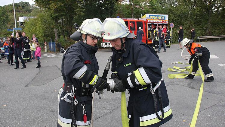 Schnell wurde der Atemschutz angelegt und eine Schlauchleitung verlegt. Foto: Michael Stelzner
