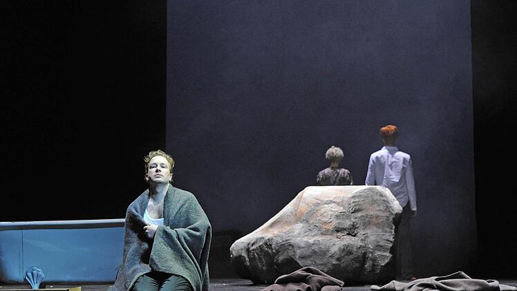 Bodo Busse inszenierte Franz Schuberts "Winterreise" am Landestheater Coburg. Als Solist beeindruckt der junge Tenor David Zimmer.Foto: Andrea Kremper