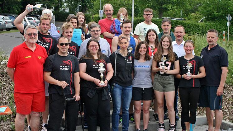 Die Sieger des "24-Stunden-Schwimmens" in den verschiedenen Disziplinen mit DLRG-Vors. Rudi Rath (links) und Organisator 2. Vorsitzenden Erwin Reuther (rechts).