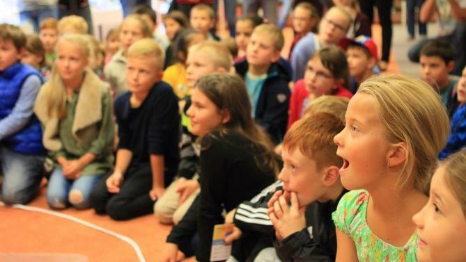 Da staunten die eifrigen Leser: Zauberer Noah Stroehl verblüffte mit seinen Zaubertricks. Foto: Katja Nauer