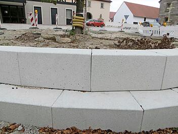 Die bereits verlegten Steine entsprechen nicht der Planung, denn die Stufenhöhe sollte 15 Zentimeter betragen. Foto: Richard Sänger