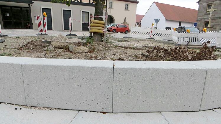 Die bereits verlegten Steine entsprechen nicht der Planung, denn die Stufenhöhe sollte 15 Zentimeter betragen. Foto: Richard Sänger