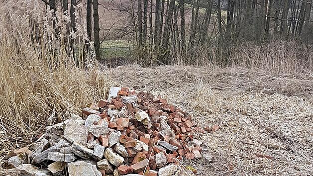 Nicht gering ist die Menge Bauschutt, die in der N&auml;he des Landsbaches, rechts neben der Kreisstra&szlig;e HAS&nbsp;51, aus Richtung Ebern kommend, abgelagert wurde und f&uuml;r Unmut in der Gemeindeverwaltung Untermerzbach sorgt. Gemeinde Untermerzbach