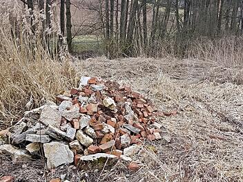 Nicht gering ist die Menge Bauschutt, die in der Nähe des Landsbaches, rechts neben der Kreisstraße HAS 51, aus Richtung Ebern kommend, abgelagert wurde und für Unmut in der Gemeindeverwaltung Untermerzbach sorgt. Gemeinde Untermerzbach