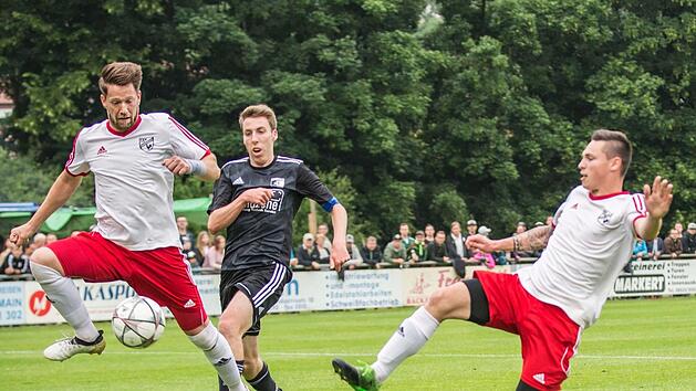 Kurz vor dem 1:0: Rannungen Fabian Erhard (links) ist bereit zum Einschieben, Kollege Martin Herbig w&auml;re ebenfalls frei gewesen. Steinbachs Lars Tully (Mitte) kann nicht mehr eingreifen.Rene Ruprecht