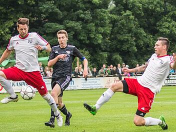 Kurz vor dem 1:0: Rannungen Fabian Erhard (links) ist bereit zum Einschieben, Kollege Martin Herbig wäre ebenfalls frei gewesen. Steinbachs Lars Tully (Mitte) kann nicht mehr eingreifen.Rene Ruprecht
