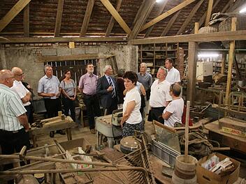 Zwischen landwirtschaftlichem Gerät aus vielen Jahrzehnten: Die Kreisräte machten sich in Frensdorf ein Bild vom Depot des Bauernmuseums . Museumsleiterin Birgit Jauernig erklärte, wo Probleme liegen. Foto: Schanz