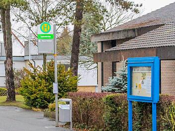 Nicht barrierefrei, wird aber seit 1. Januar angefahren: die neue Haltestelle "Lukaskirche" in der Dr.-Hans-Schack-Straße.  Fotos: Ulrike Nauer