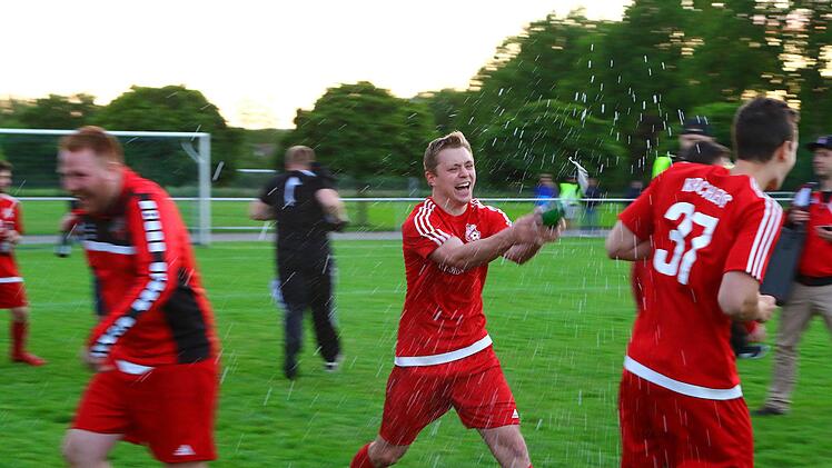 Alexander Limmer (links) erzielte &uuml;ber ein Drittel der Tore des FC Kirchleus in der abgelaufenen Saison.