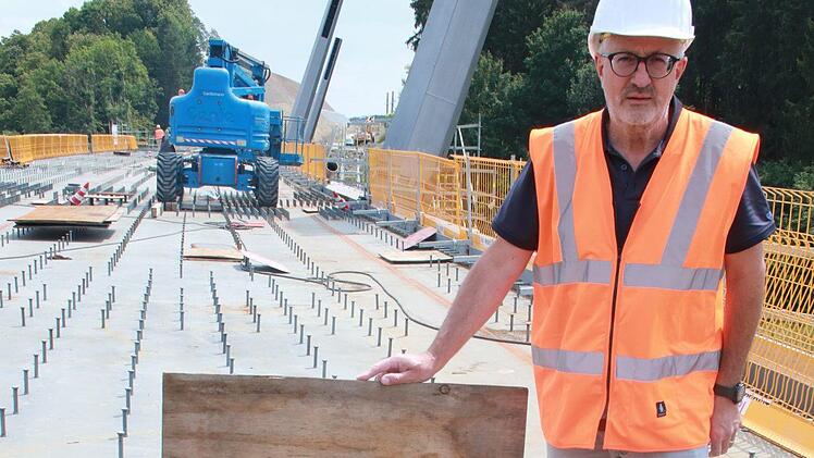 Christoph Schultheiß ist für den Brückenbau  verantwortlich. Er zeigt den Einstieg in eines der Stahlelemente, in dessen Inneren Schweißarbeiten stattfinden. Foto: Jürgen Gärtner