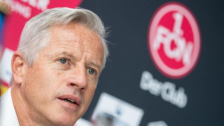 Neuer FCN-Trainer: Jens Keller bei seiner Vorstellung am Valznerweiher. Foto: Daniel Karmann/dpa