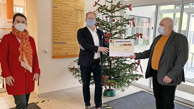 Kennametal-Werkleiter Michael Schneider (Mitte) übergibt den Spendenscheck an Seniorenbeauftragten Wolfgang Mehrer. Mit ihm freut sich Ebermannstadts Bürgermeisterin Christiane Meyer. Foto: privat