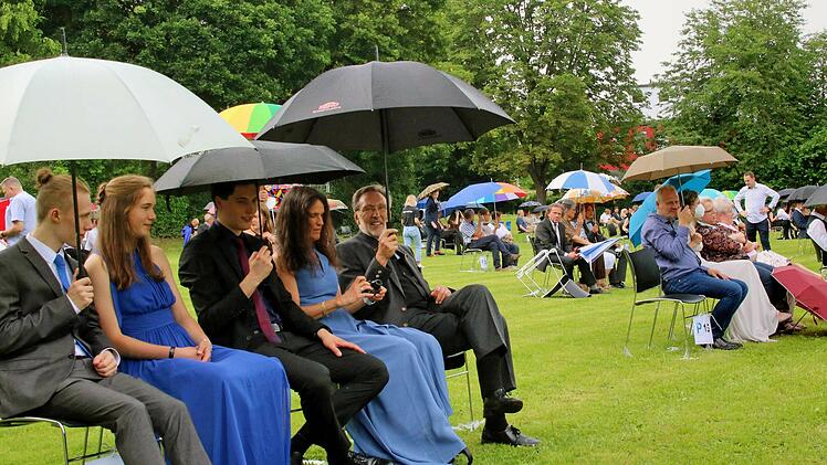 Mal Regen, mal Sonne. Regenschirme waren bei der Abschlussfeier des Schönborn-Gymnasiums sehr nützlich.Foto: Dieter Britz