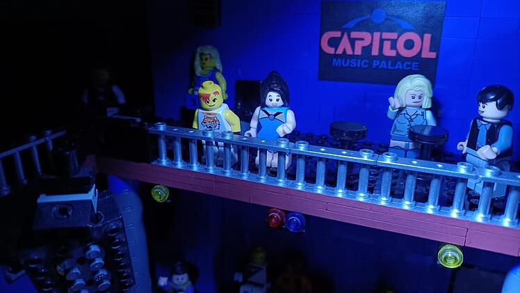 Fotostrecke: Legendärer fränkischer Nachtclub mit Legosteinen wieder zum Leben erweckt