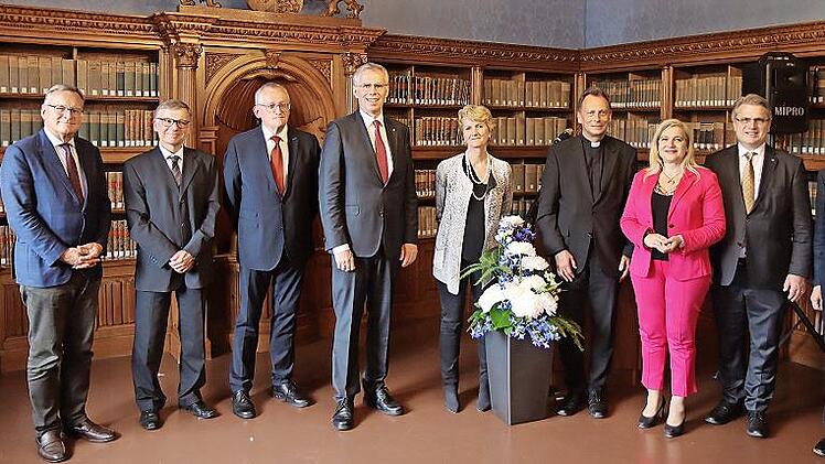 Das Bild entstand beim Festakt zum 400-jährigen Bestehen des OLG Bamberg und zeigt (von links) Oberbürgermeister Andreas Starke, Wolfgang Titze (Vorsitzender des 1. Straf- und Bußgeldsenats ), Bezirksheimatpfleger Dr. Günter Dippold, Dr. Winfried ...