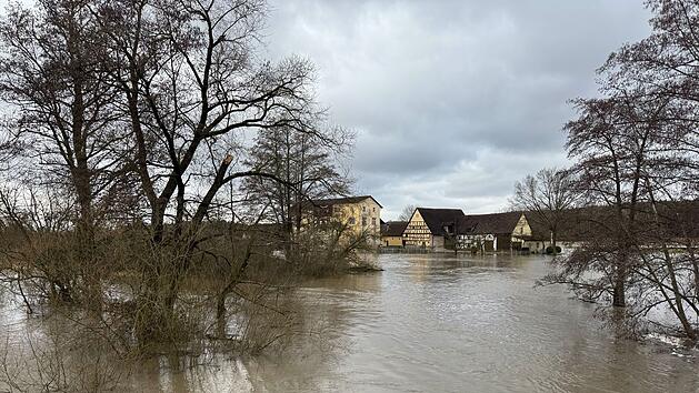 Hochwasser in Oberfranken: Stra&szlig;en und H&auml;user stehen unter Wasser